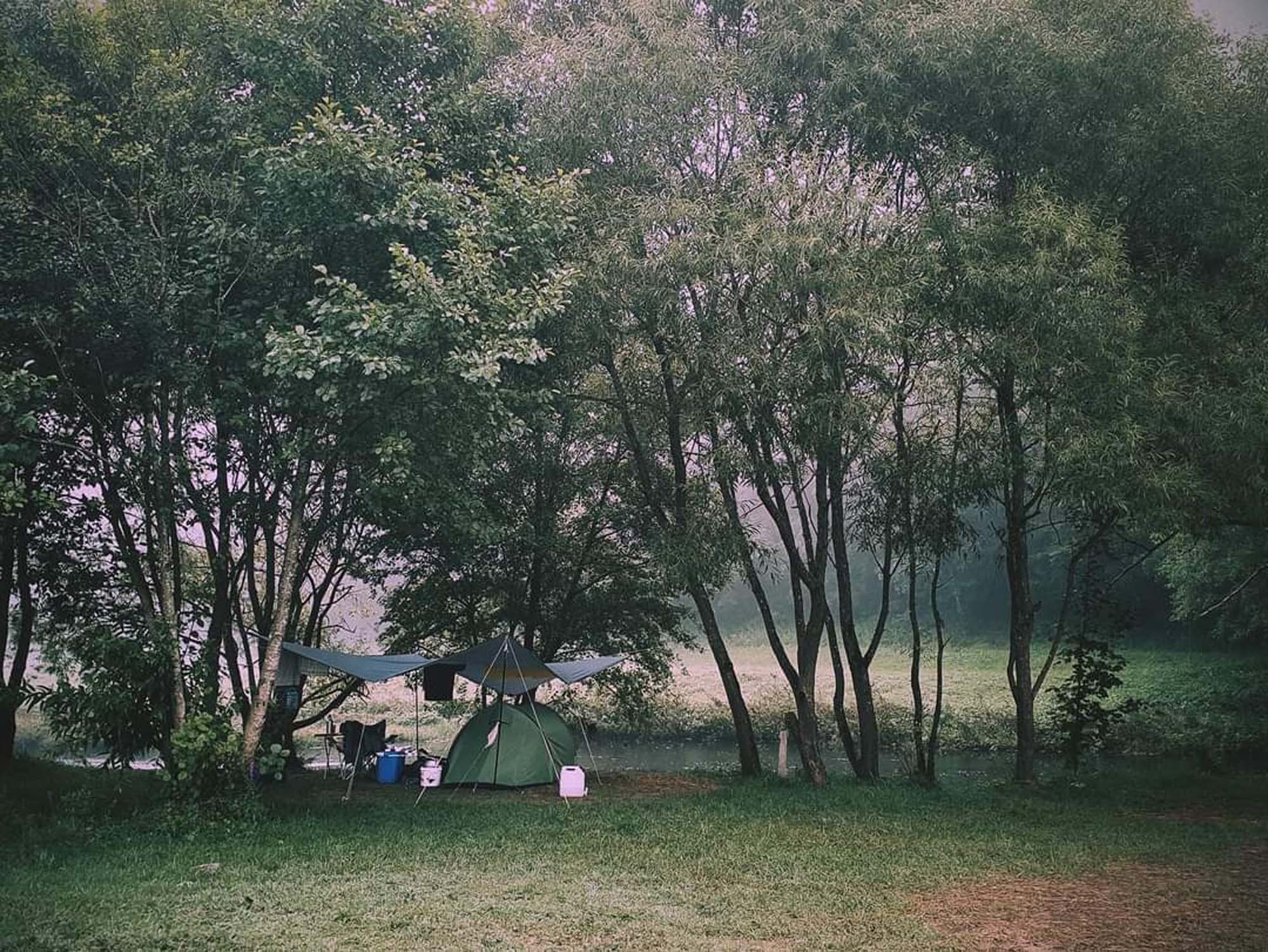 Petit emplacement de tente au bord de l'eau