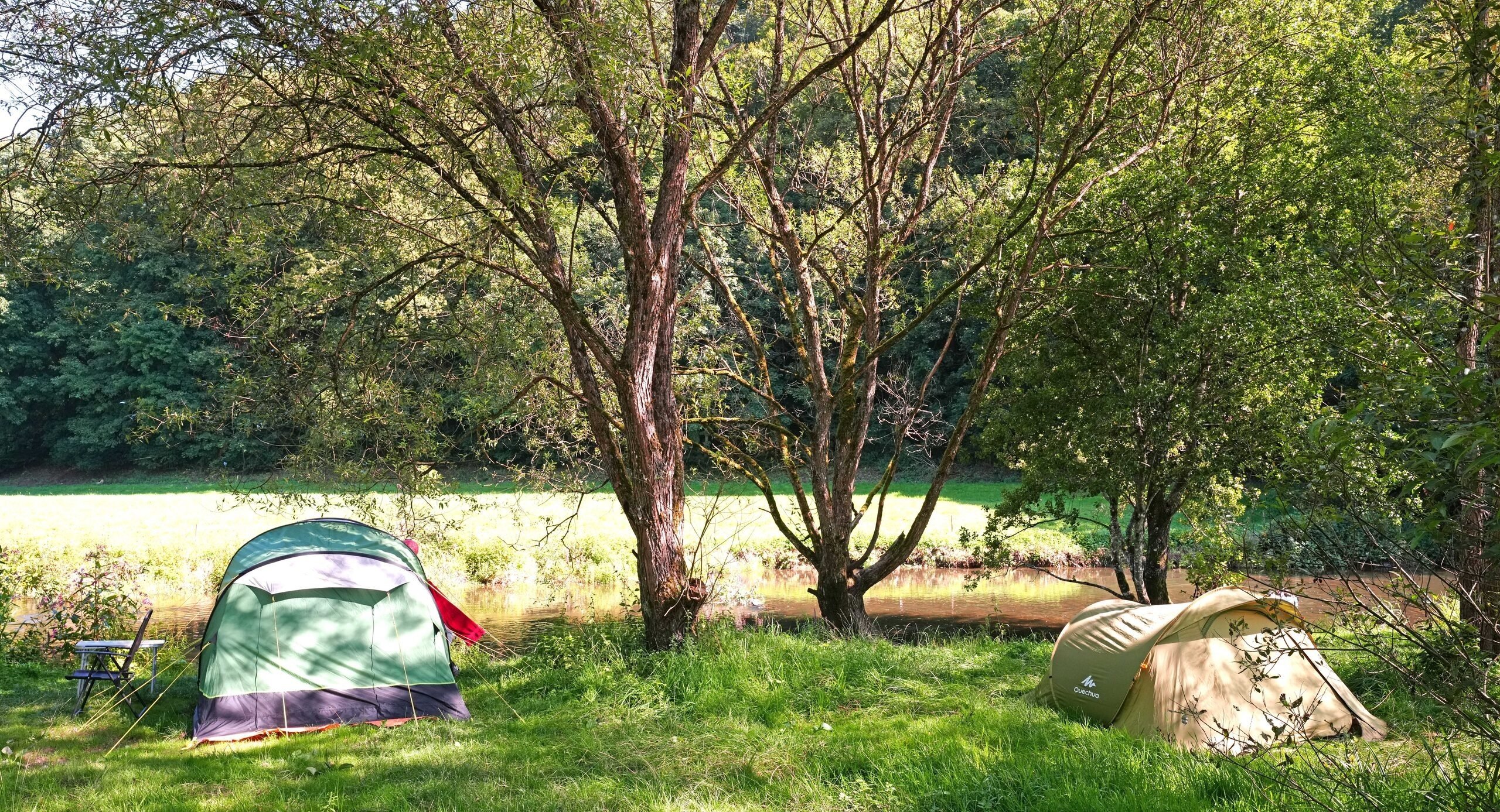 Emplacement tente au bord de l'eau